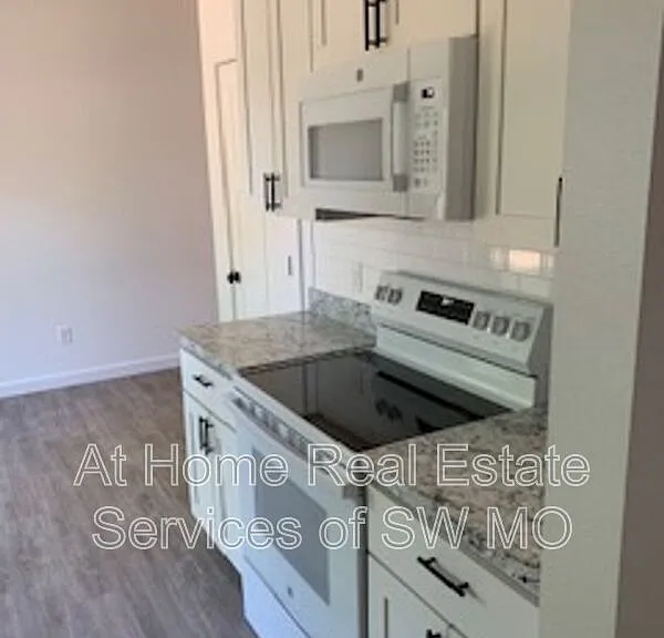 2028 S Lone Pine Ave — Photo 10