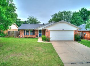 820 Coopers Hawk Dr, Norman, OK 73072