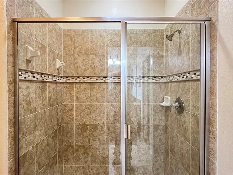 2353 Victoria Dr — Photo 20