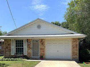 305 Ivy Ave, Luling, TX 78648