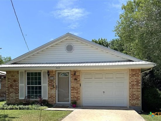 305 Ivy Ave, Luling, TX 78648