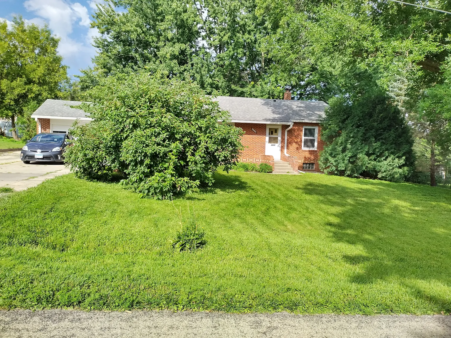 3 bed, 1.5 bath, 1328 sqft, $1,890 — Photo 2