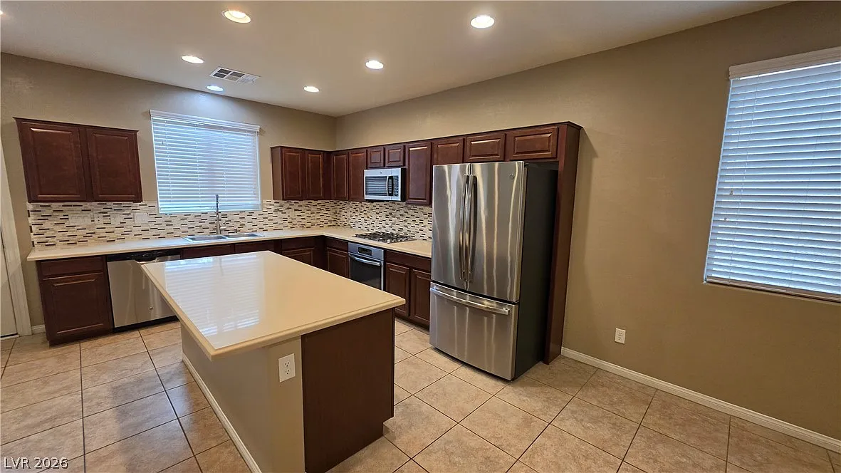 3 bed, 2.5 bath, 2323 sqft, $2,477 — Photo 2