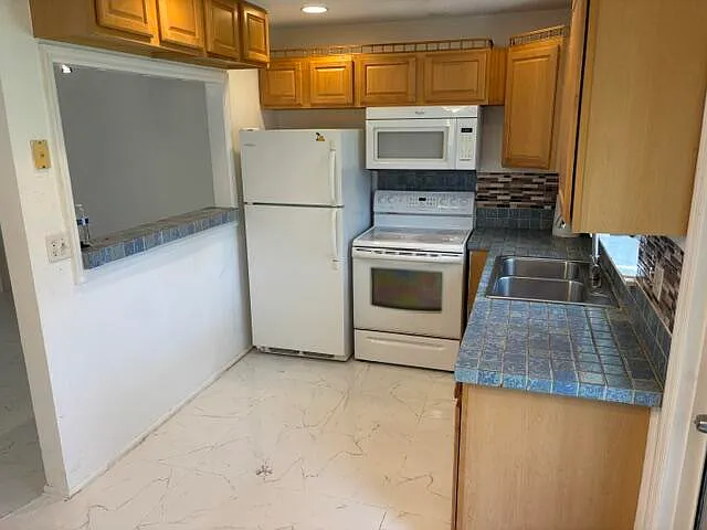 2 bed, 2.0 bath, 1089 sqft, $2,400 — Photo 2