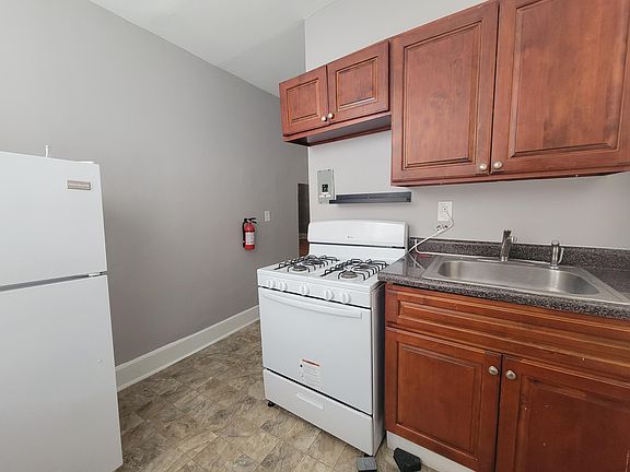 3rd image of 382 Bloomfield Ave APT 205