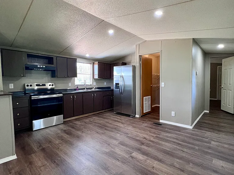 410 N Franklin Ave — Photo 4