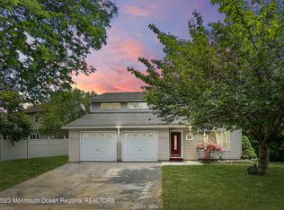 213 Smokerise Ln, Toms River, NJ