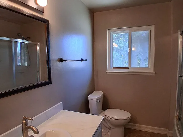 5780 N. 8th St. Duplex — Photo 17