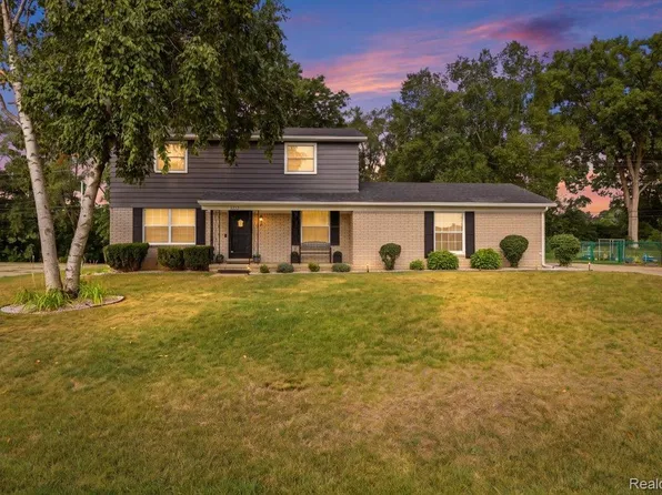 3225 Golfhill Dr, Waterford, MI 48329