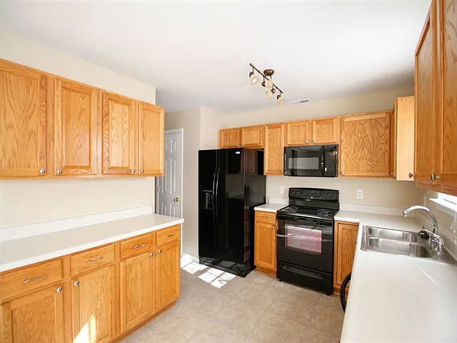 1704 Carlyon Ct — Photo 4