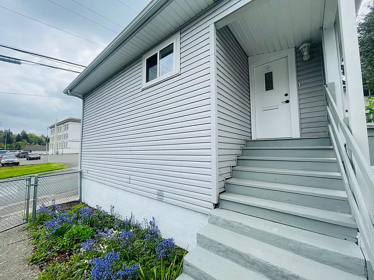 3630 1/2 Lombard Ave — Photo 1