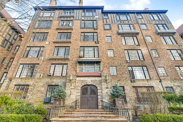 Sold by Hillel Realty Group | media 15