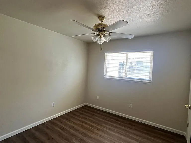2805 Campbell Ln — Photo 7