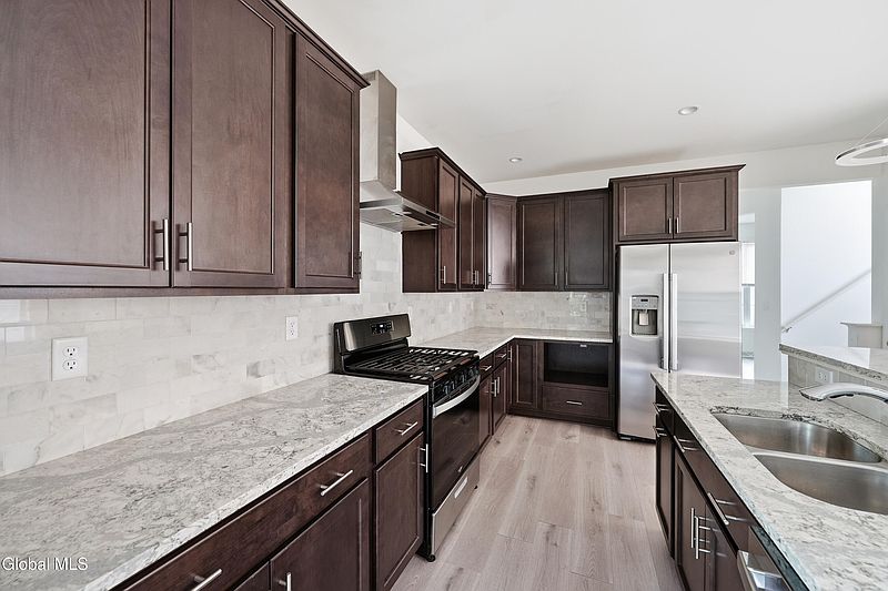 5th image of 27 Wheatfield Way