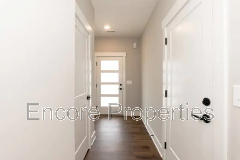 3 bed, 2.5 bath, 1642 sqft, $3,200 — Photo 2
