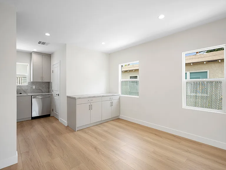 2521 Manhattan Ave — Photo 8