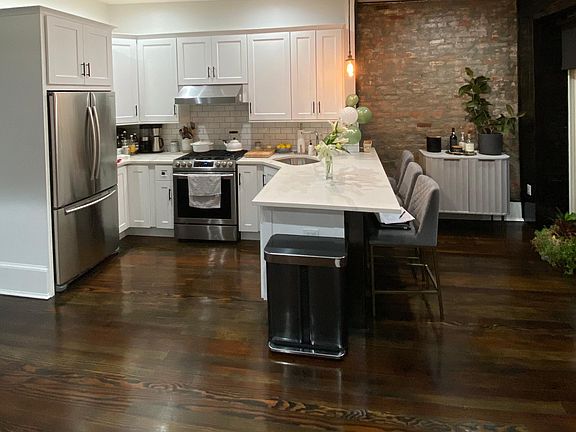 Kitchen with Peninsula