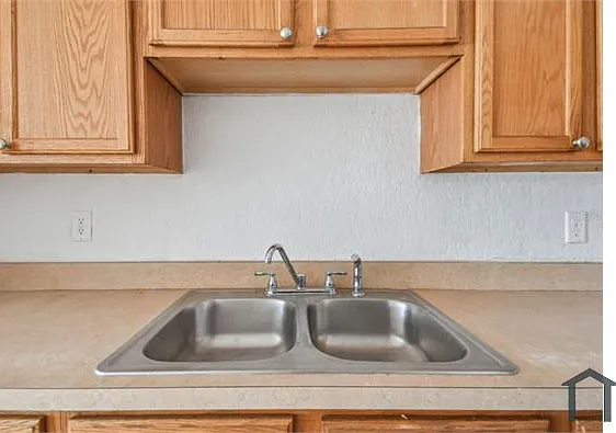 408 Jackson St — Photo 16