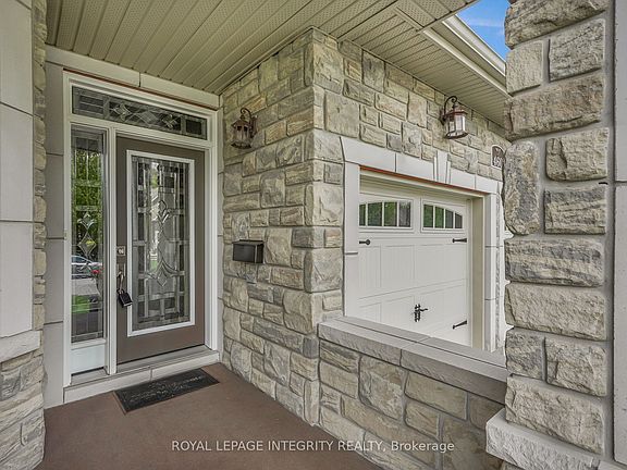 3rd image of 460 Jasper Cres