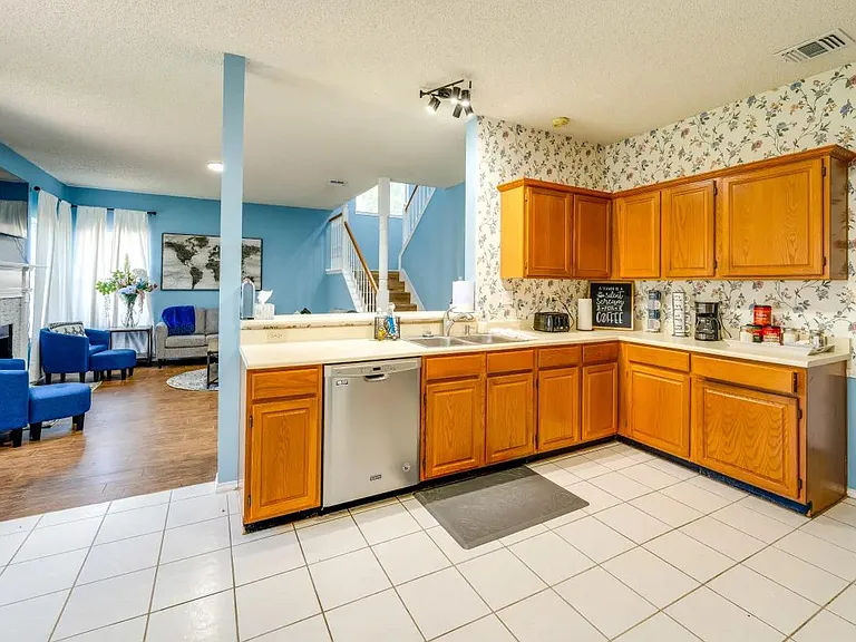 305 Indian Trail Ln — Photo 3