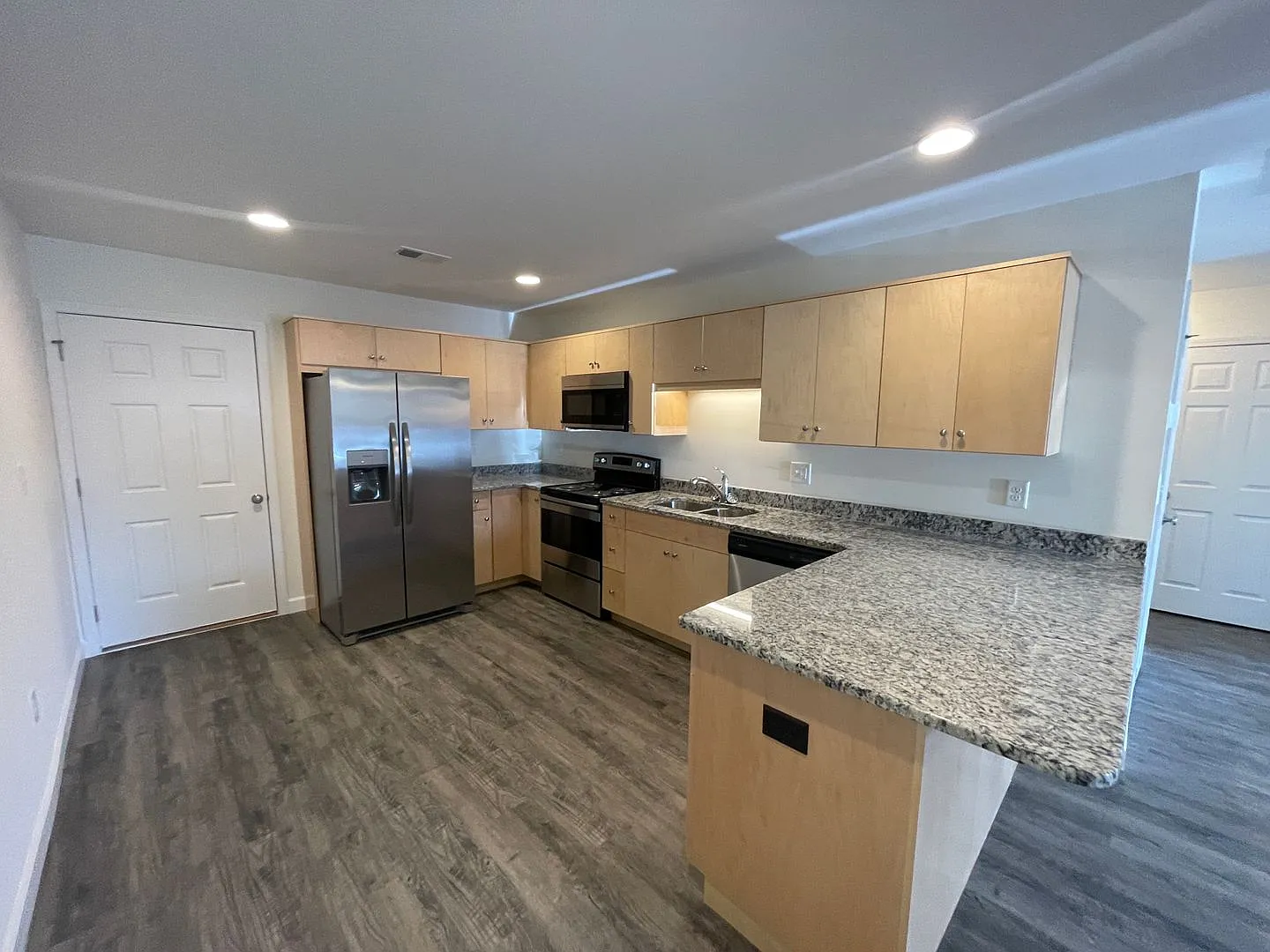 Available Now! 2bd 1 Ba Duplex In Super Convenient Location — Photo 3