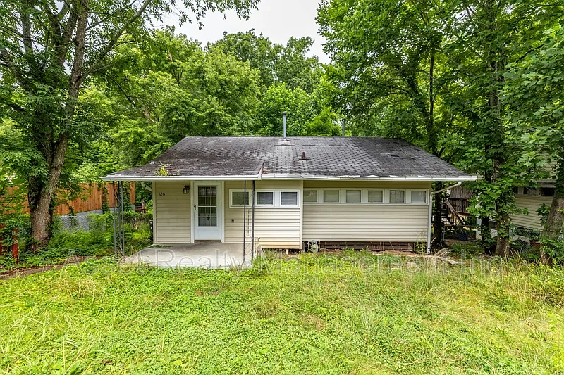 2 bed, 1.0 bath, 774 sqft, $1,095 — Photo 2