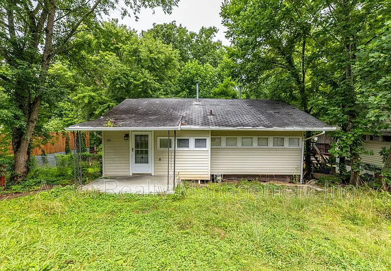 126 Wellington Cir — Photo 2