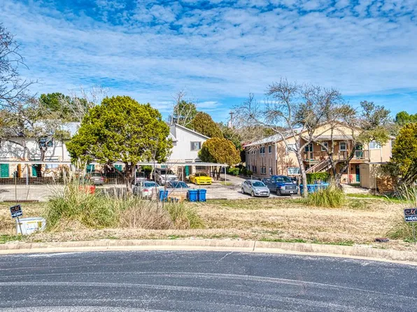 2002 N Bordeaux Dr, Kerrville, TX 78028