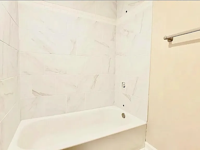 315 W 3rd St #6 — Photo 10