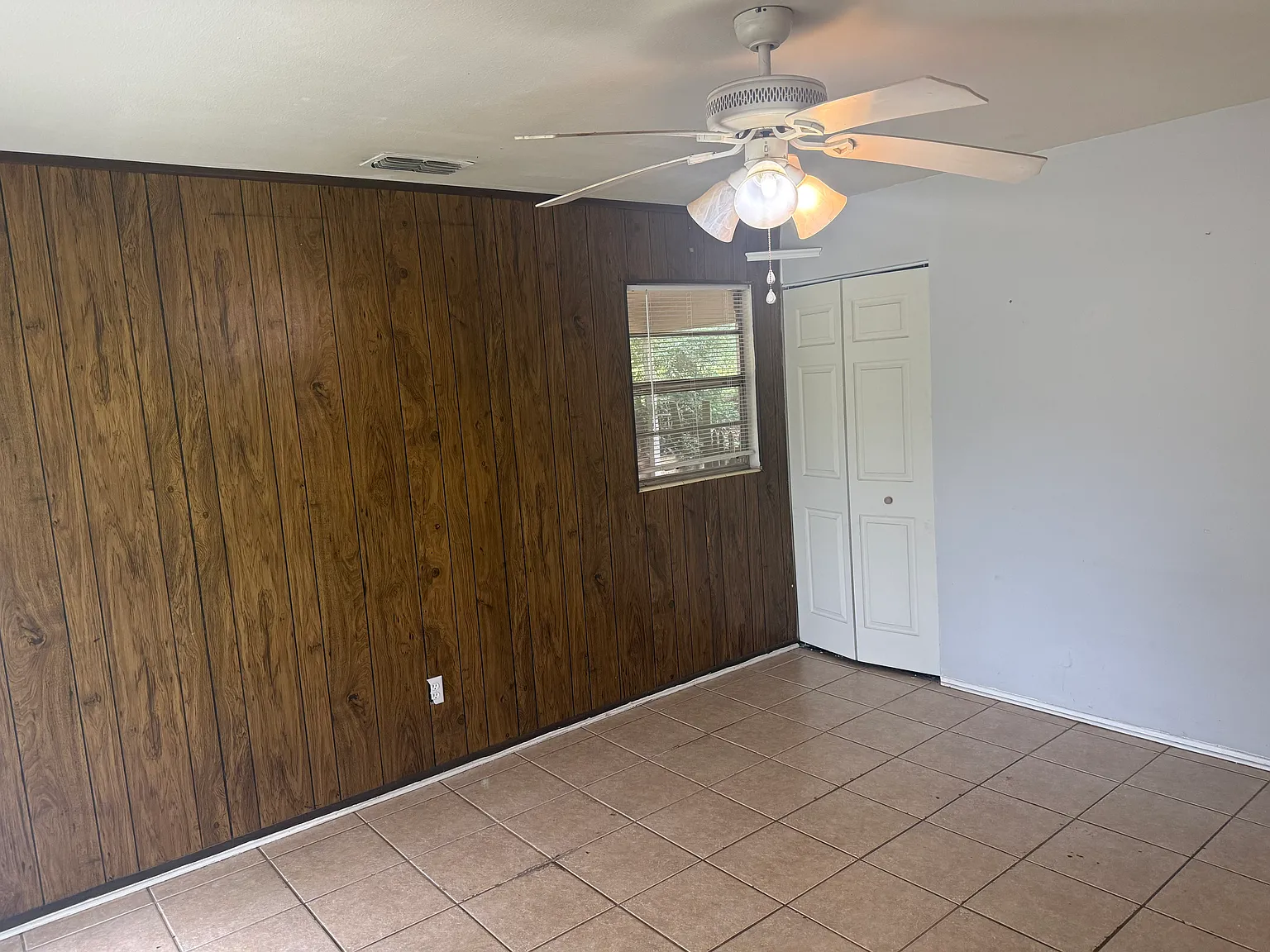 1907 Karen Ln — Photo 2