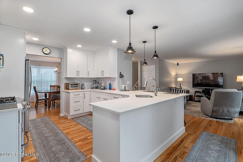 3rd image of 274 Woodlawn Avenue
