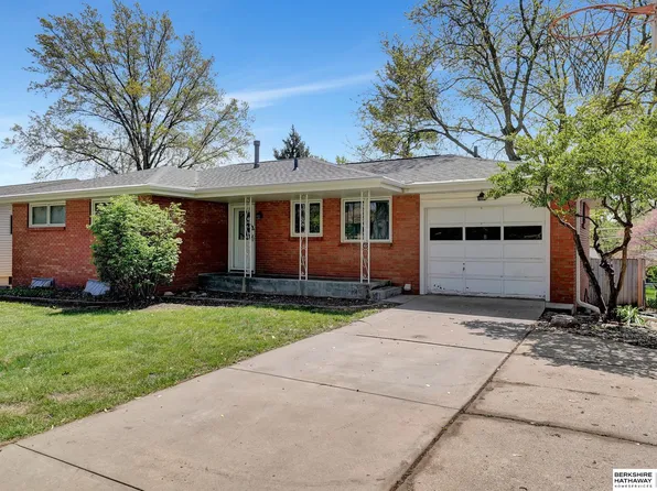 7135 Dudley St, Lincoln, NE 68505