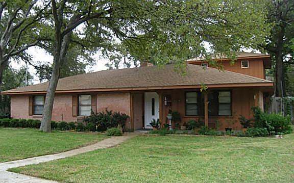 4th image of 305 Robinhood Dr