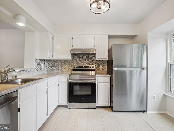3rd image of 6901 Chiswick Ln