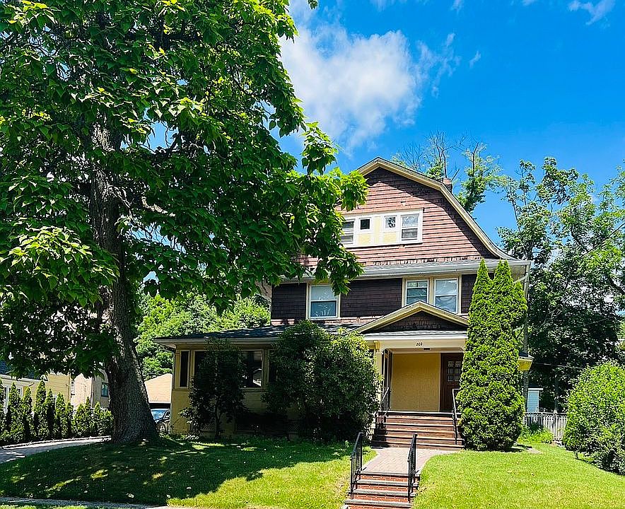 2nd image of 202 Valley Rd