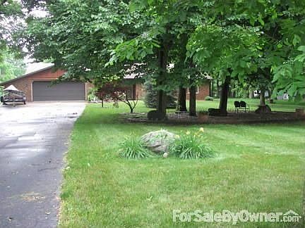 Beautiful 1.25 Acreage Home : Brick Ranch Home with paved driveway and landscape