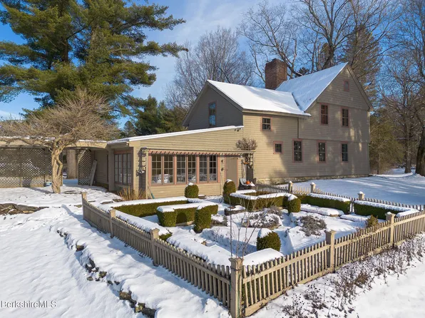 18 Goodrich St, Stockbridge, MA 01262