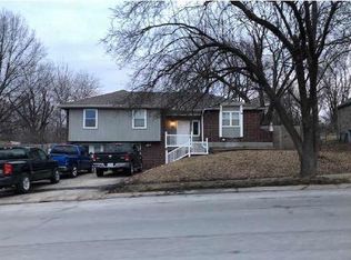 3301 NW Castle Dr, Blue Springs, MO 64015