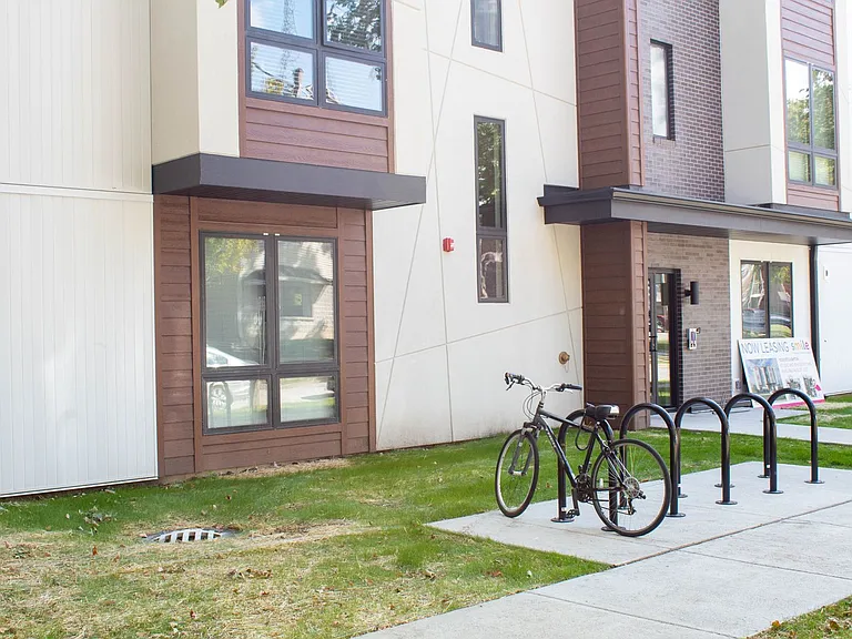 1009 W Stoughton St — Photo 33