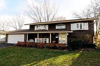 561 Yarmouth Rd photo 1