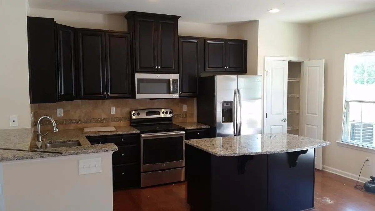 3 bed, 3.5 bath, 1890 sqft, $2,520 — Photo 2