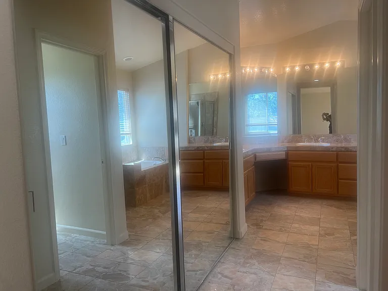 901 Hillock Ct — Photo 23