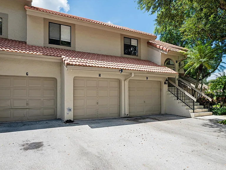5750 Coach House Cir #G — Photo 2