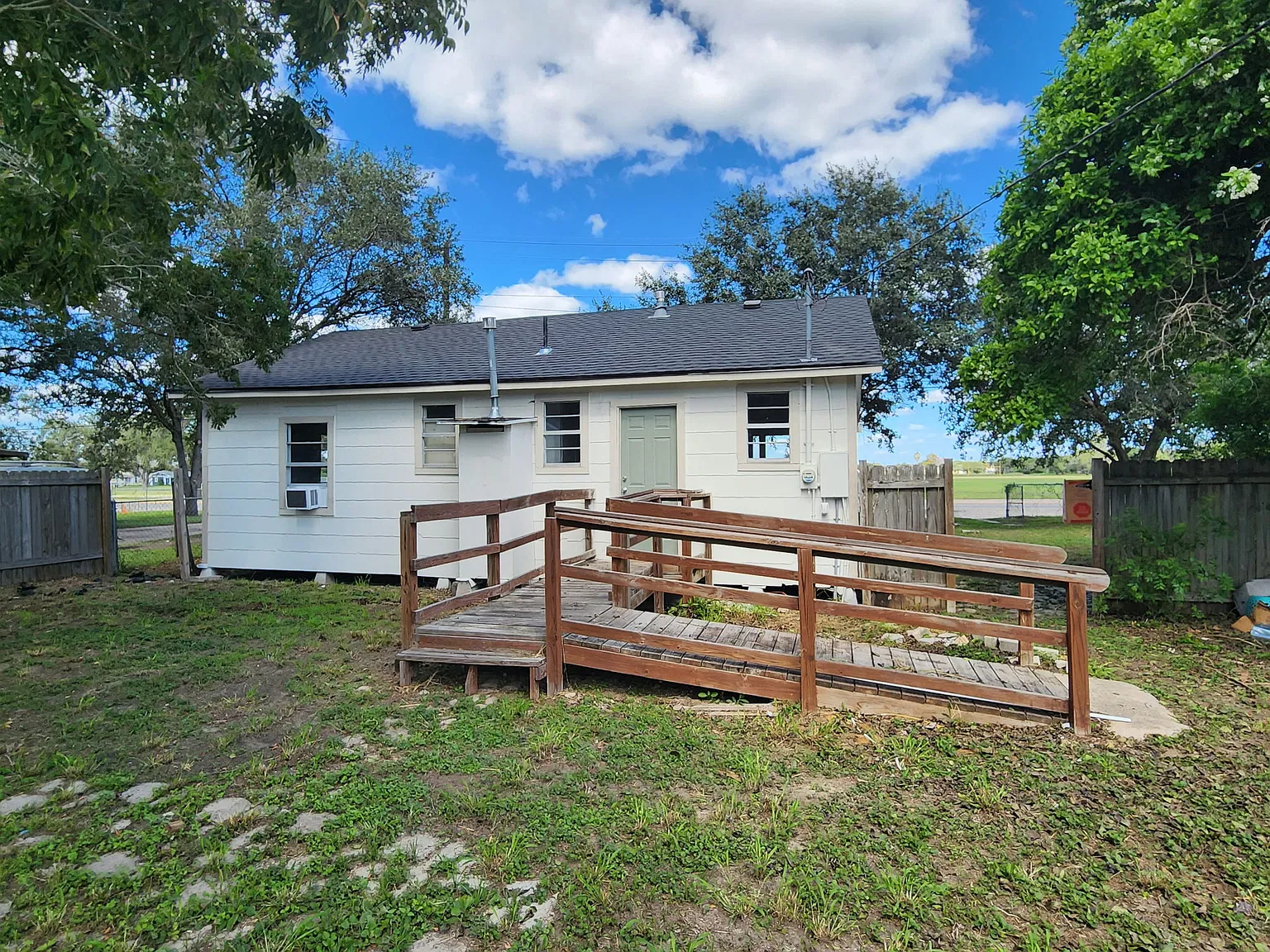3 bed, 792 sqft, $975 — Photo 2