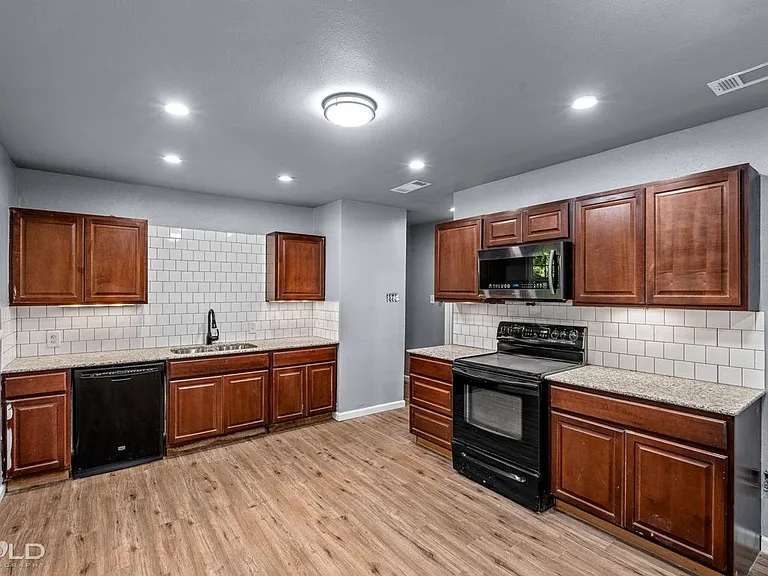 9419 Normandie Dr — Photo 12