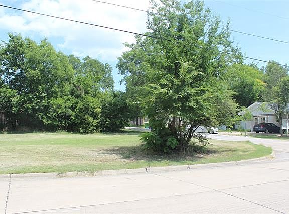 4th image of 904 Hall St
