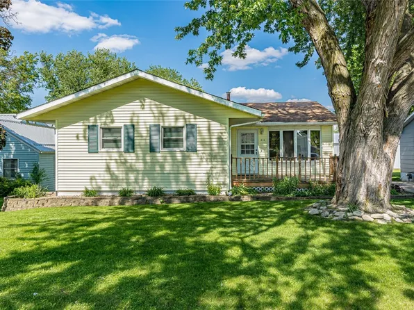 210 Water St, Center Point, IA 52213