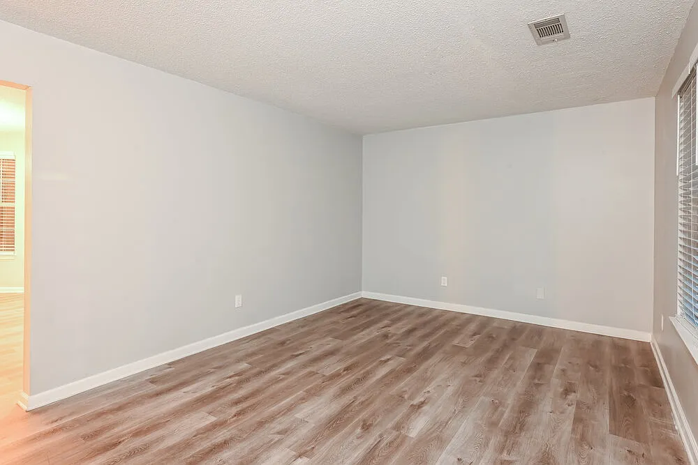4 bed, 2.5 bath, 1952 sqft, $2,030 — Photo 4