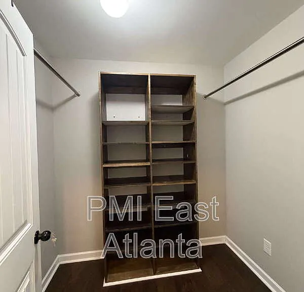 422 Live Oak Pass — Photo 12