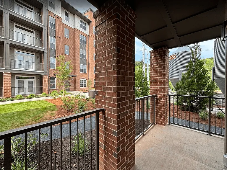 District on the Etowah Apartments — Photo 429